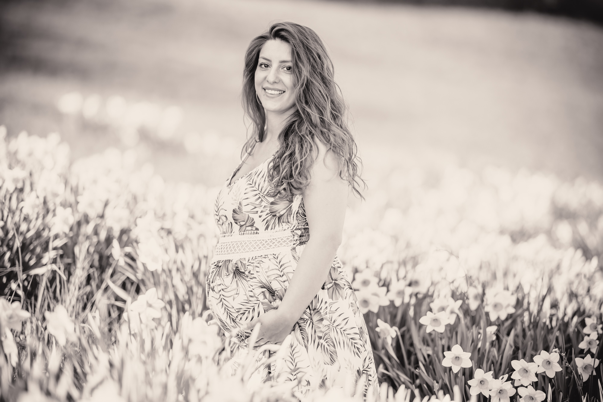 Schwangere%20Frau%20im%20Blumenfeld